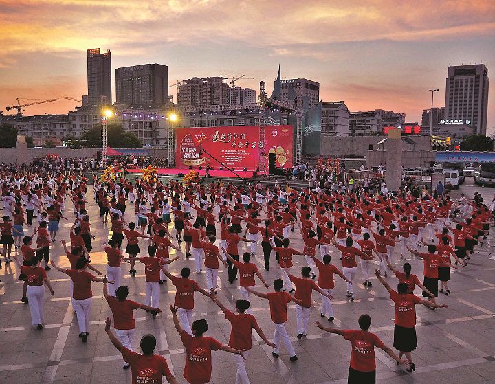 Nearly 1,000 dama dancing in a square in Huai'an, Jiangsu province